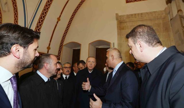 Cumhurbaşkanı Erdoğan'ın butona basmasıyla tarihin aydınlatılan ilk caddesi olan Kurtuluş Caddesi'nde yeniden ışıklar yandı