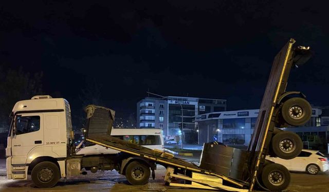 Demir rulo yüklü dorse ortadan ikiye ayrıldı