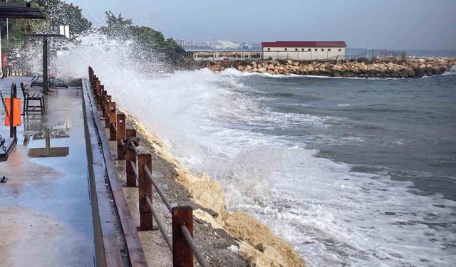 Doğu Akdeniz’de dev dalgalar kıyıları dövdü