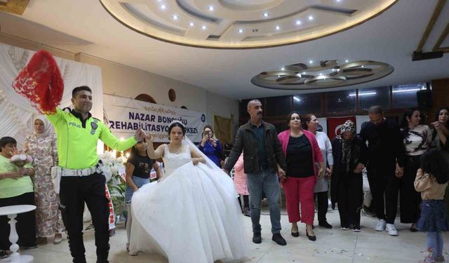Down sendromlu Ezgi’nin düğün hayali gerçek oldu, mutluluğuna ortak olan polisler yürekleri ısıttı