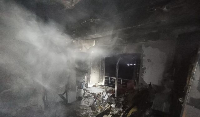 Elektrik kontağından çıkan yangında alevlere teslim olan ev kullanılmaz hale geldi