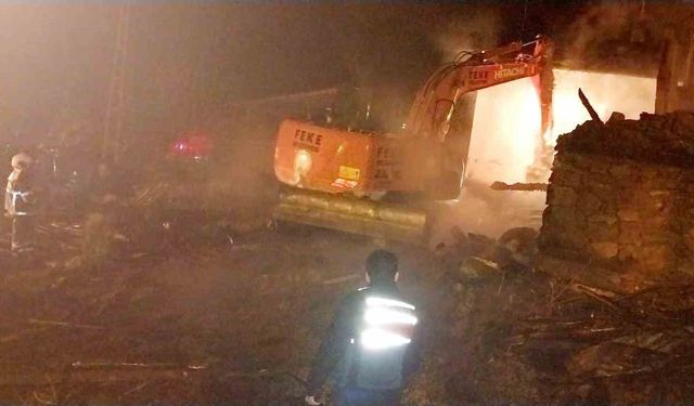 Feke’de ev yangını: bir ev kül oldu, lojman zarar gördü