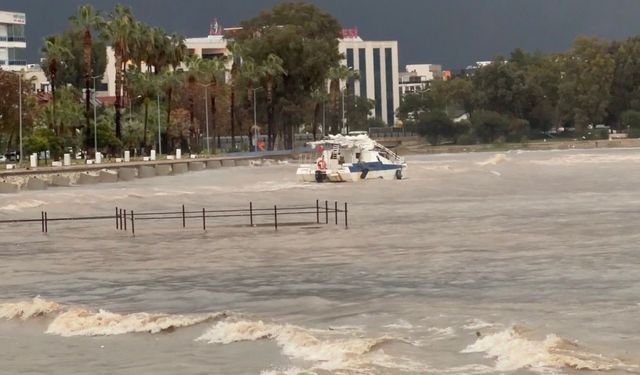 Finike’de fırtına sebebiyle tekne kıyıya sürüklendi, denizin rengi çamura döndü