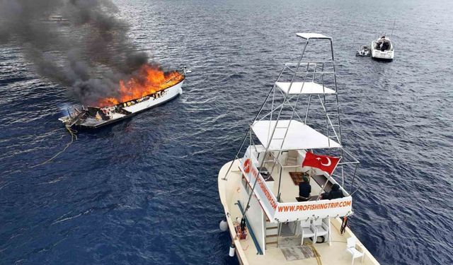 Kalkan açıklarında lüks teknenin alev alev yandığı anlar dronla görüntülendi