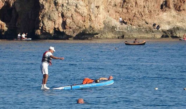 Karlı dağların gölgesinde 20 derecelik sıcak havada deniz keyfi yaptılar
