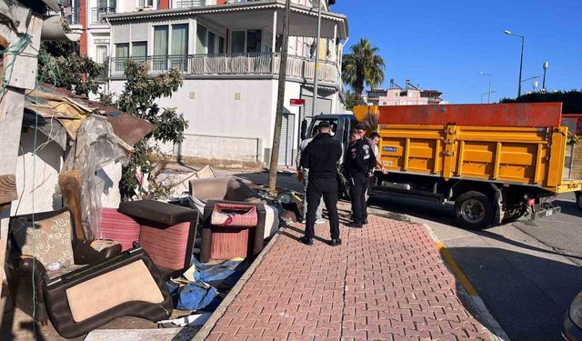 Kepezde müstakil ev çevresindeki 2 kamyon çöp atık malzeme toplandı