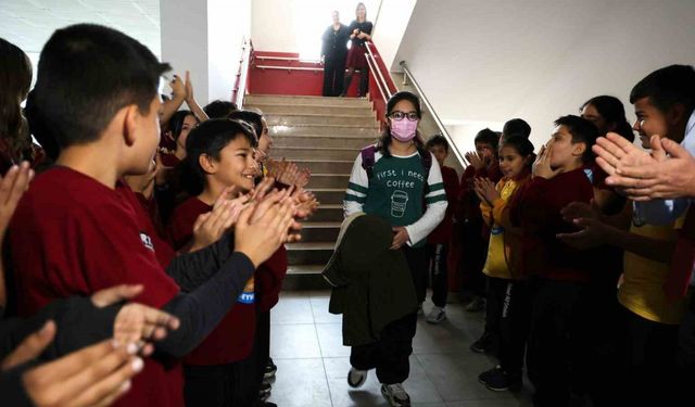 Lösemiyi yenen İkranur 3 yıl sonra okula döndü, çiçek ve balonlarla karşılandı