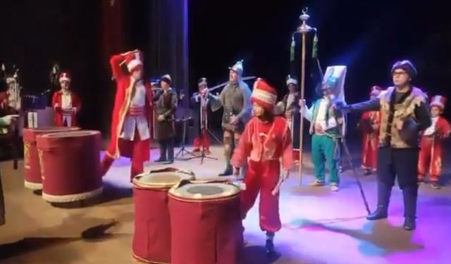 Mehteranda kösü düşmana vurur gibi vuran genç sosyal medyayı salladı