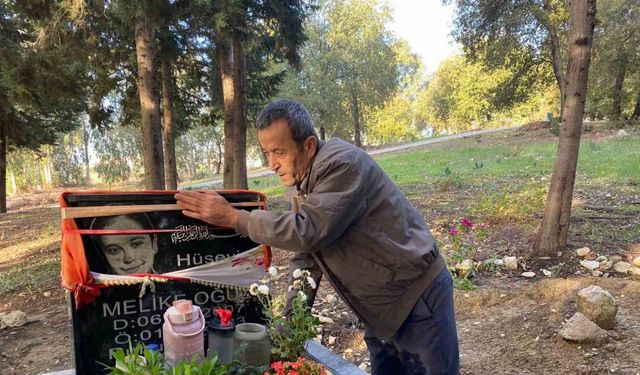 Motosikletle okula götürdüğü kızını kazada kaybetti, mezarına diktiği çiçeklere hırsızlar musallat oldu