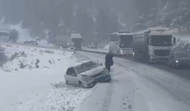 Osmaniye'de yoğun kar yağışı zincirleme kazaya neden oldu