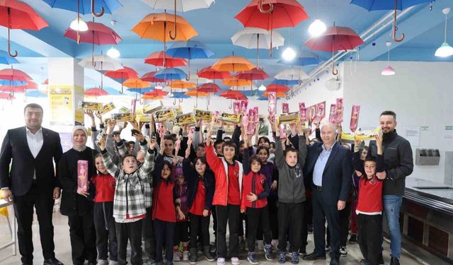 Sağlıkçılar, yatılı bölge okulu öğrencilerinin gönlüne dokundu