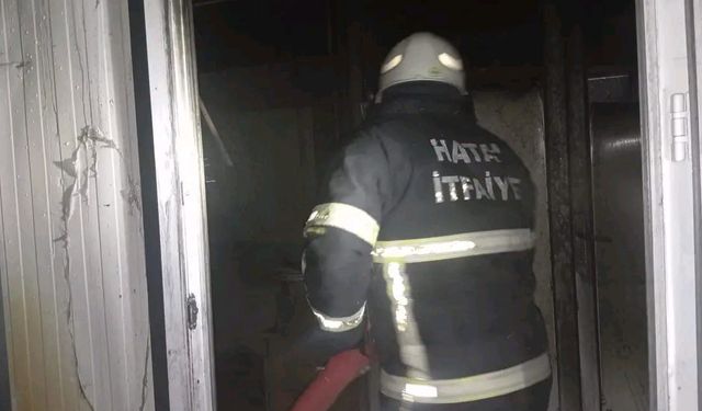 Samandağ’da yanan konteyner kullanılamaz hale geldi