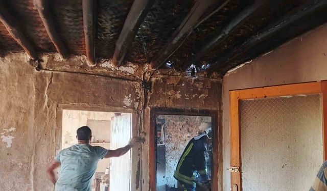 Şarkikaraağaç’ta çıkan yangında iki katlı evin bir bölümü yanarak küle döndü