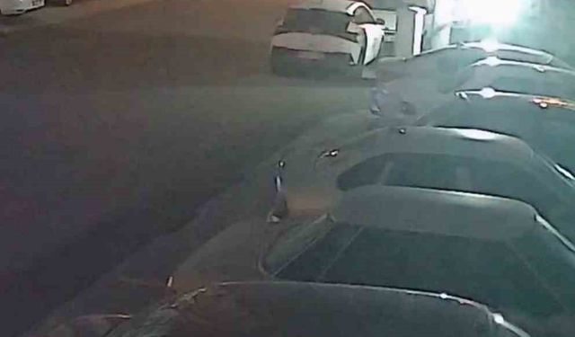 Şiddetli fırtınayla harekete geçen çöp konteyneri, iki otomobilin arasında durdu o anlar kamerada