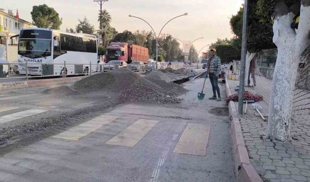 Soğuk havada ısınmak için kürekle halay çeken işçiler ilgi odağı oldu