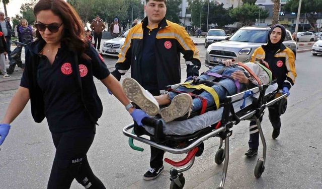 Taksi ile çarpışan motosikletli gençler metrelerce sürüklendi