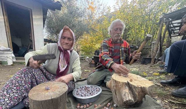 Topladıkları kozalakları kızgın ateşte saatlerce kaynatarak şifa deposuna dönüştürüyorlar