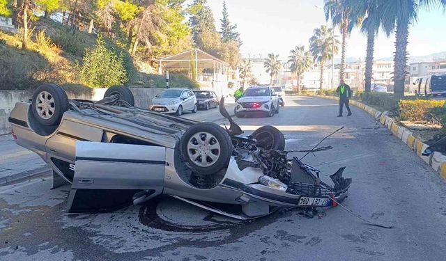 Virajı alamayan otomobil refüjdeki aydınlatma direğine çarpıp takla attı: 2 yaralı