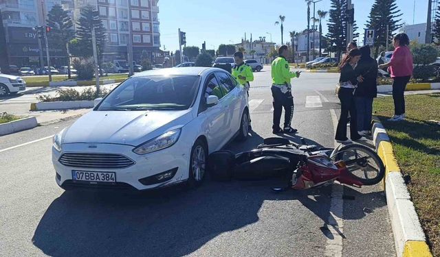 Yaya geçidinde otomobil ile motosiklet çarpıştı: 1 yaralı