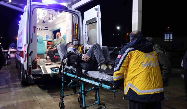 Adana'da fabrika işçilerini taşıyan minibüs devrildi: 13 yaralı