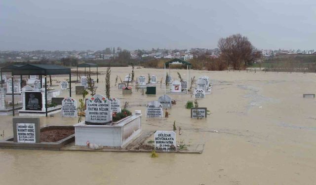 Adana'da kanal taştı, mezarlar sular altında kaldı