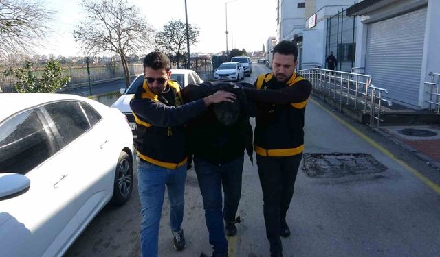 Adana'da kaskla servis aracının camını kıran sürücü serbest kaldı