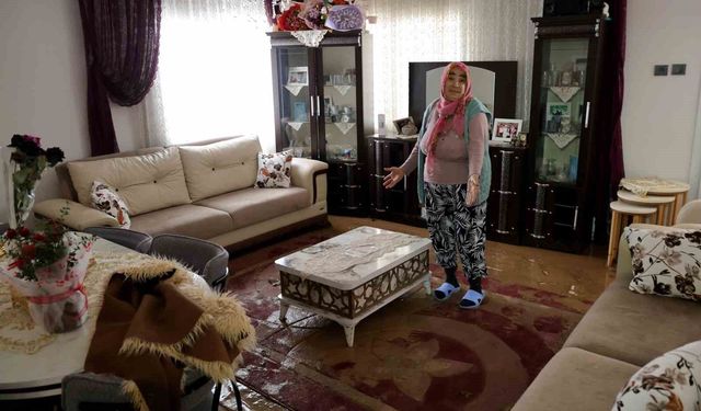 Adana'da selden geriye ıslak eşyalar, çamurlu yollar kaldı: Evlerini su basan vatandaşlar o anları anlattı