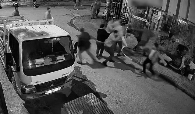 Alacak verecek meselinden birbirlerine girdiler, adliyeye sargılar içinde sevk edildiler