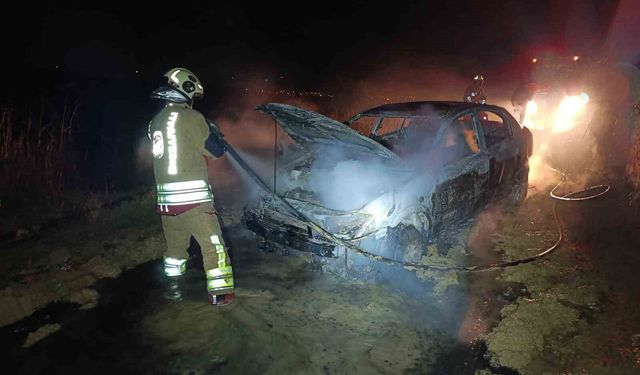 Alevlere teslim olan otomobil kullanılmaz hale geldi