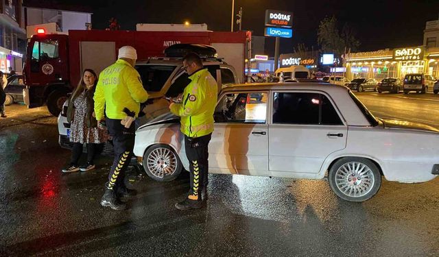 Antalya iki otomobilin çarpıştığı ve 3 kişinin yaralandığı kaza anı kamerada