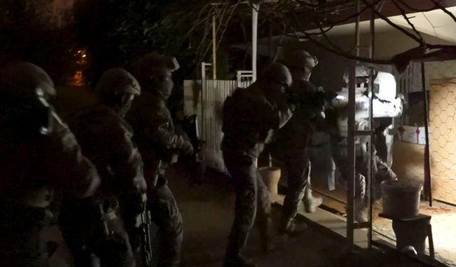 Antalya'da 20 ayrı adrese 150 personelle eş zamanlı operasyon
