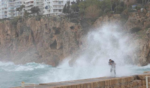 Antalya'da çatı uçtu, aracın üzerine tabela devrildi, elektrik telleri koptu