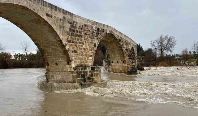 Antalya'da sağanak taşkına yol açtı