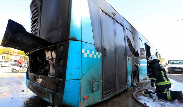 Antalya'da seyir halindeki halk otobüsü alevlere teslim oldu