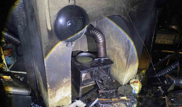 Bacadan çıkan yangında ev tamamen yanarak kullanılamaz hale geldi