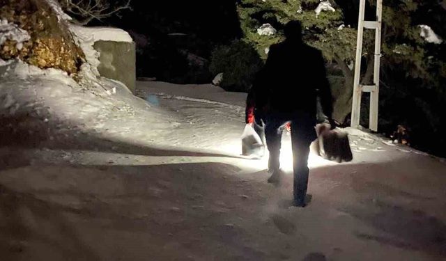 Bağ evinde mahsur kalan aileye itfaiyeden erzak desteği