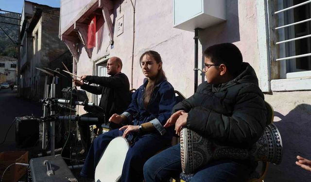 Barış Manço, annesiyle bir dönem yaşadığı evin önünde anıldı