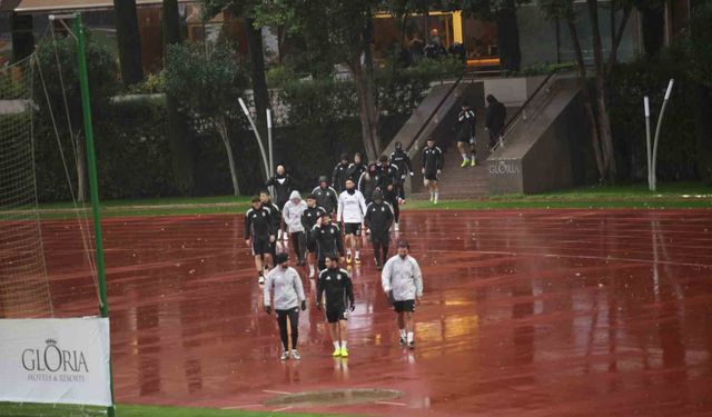 Beşiktaş, yoğun yağış ve rüzgar altında hazırlıklarına devam etti