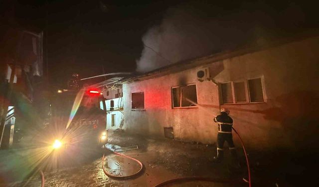 Burdur'da çıkan yangında ev küle döndü, 5 kişi kurtuldu