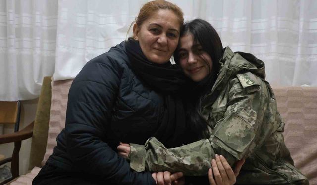 Depremde annesini ve ağabeyini enkazdan kurtaran askerin üşümesin diye kendisine verdiği montu geri verebilmek için 3 yıldır özenle saklıyor