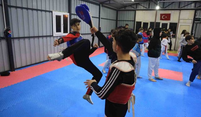 Depremde vefat eden babasının hayalleri için ter döken tekvandocu Ahmet, milli formayla çıktığı turnuvada Türk bayrağını göndere çektirdi