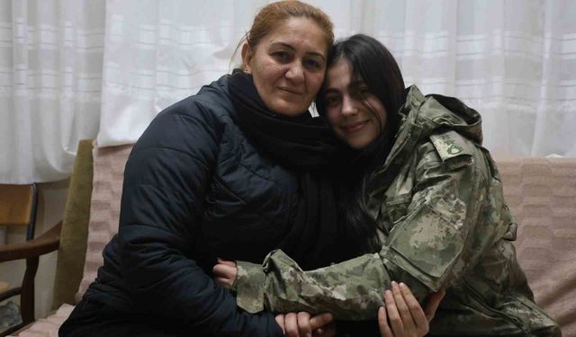 Depremzede Beliz'in, kendisine üşümesin diye montunu veren albayla görüşmesinde duygusal anlar yaşandı