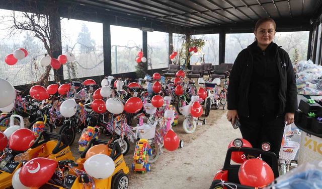 Depremzede öksüz ve yetim çocukların yüzü hediyelerle güldü