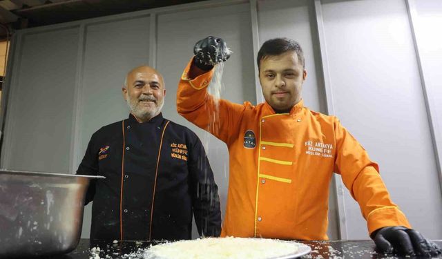 Dünyanın en iyi tatlısı seçilen 'Antakya Künefesi' down sendromlu Mehmet'in ellerinde tat buluyor