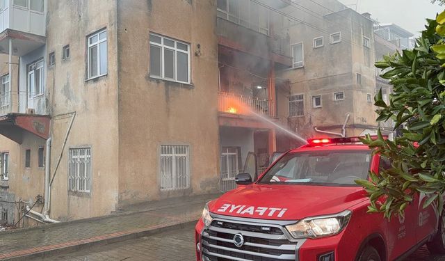 Gazipaşa'da üç katlı evin ikinci katında yangın çıktı