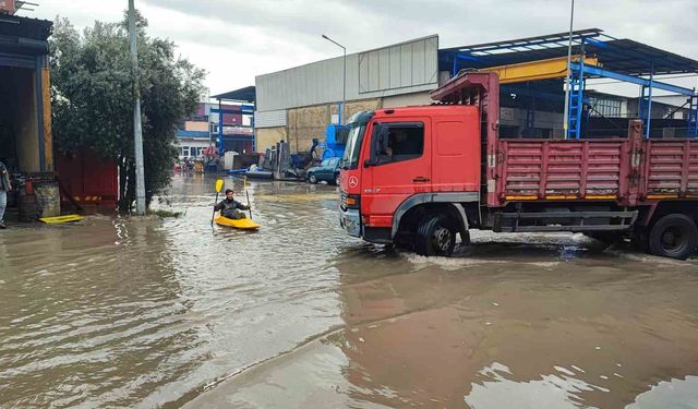Her yağmurda göle dönen sokakta kano kullanmayı öğrendi