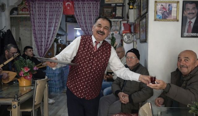 Isparta'da bu çay ocağına stresli giren türkü söyleyerek çıkıyor