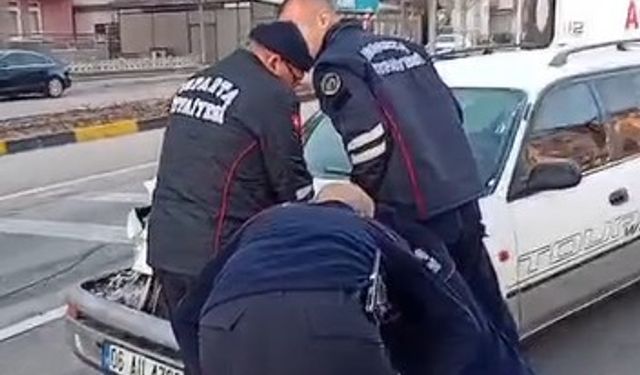 Isparta'da otomobil ışıklarda bekleyen araca çarptı: 1 yaralı