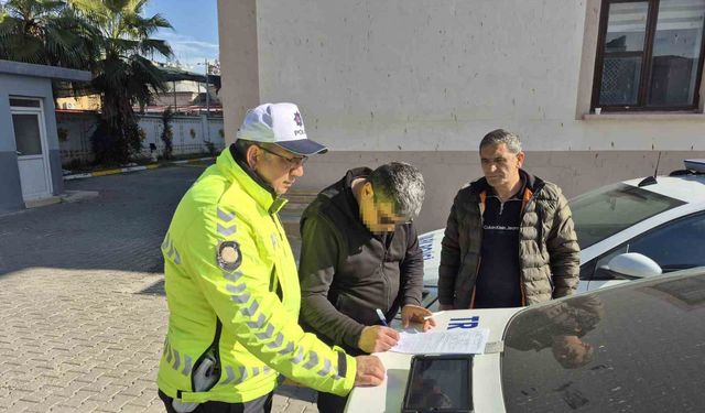 Kaskla servis aracının camını kıran motosikletlinin ehliyetine el konuldu