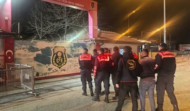 Köy evlerini soyan 3 kişilik hırsızlık ekibi, çalıntı eşyaları hurdacıya satarken yakalandı